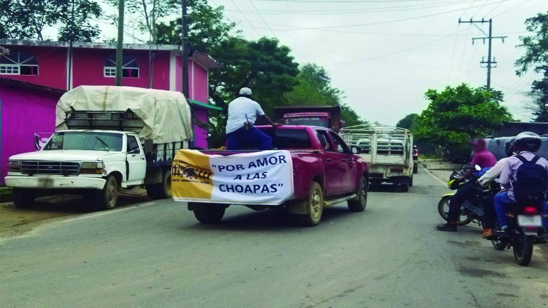 Grupo de ganaderos en caravana en contra de la delincuencua